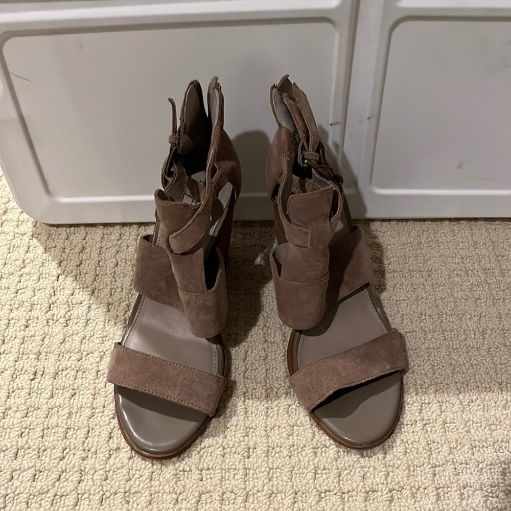 Hinge Cora Block heel Taupe Suede Sandals. Size 7.